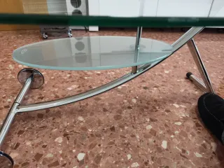 Mesa de centro cristal ovalada con ruedas