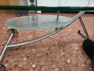 Mesa de centro cristal ovalada con ruedas