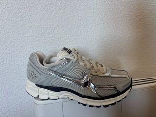 Zapatillas Nike Mujer Plata y Blanco