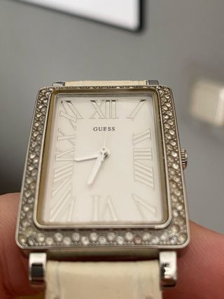 Reloj Guess Rectangular Blanco y Plateado