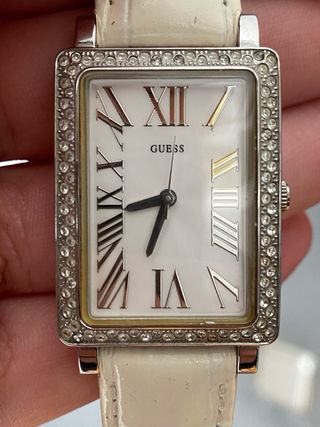 Reloj Guess Rectangular Blanco y Plateado