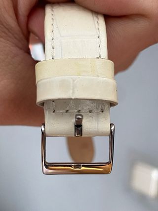 Reloj Guess Rectangular Blanco y Plateado