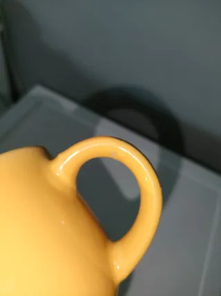 Tazza gialla con faccia sorridente