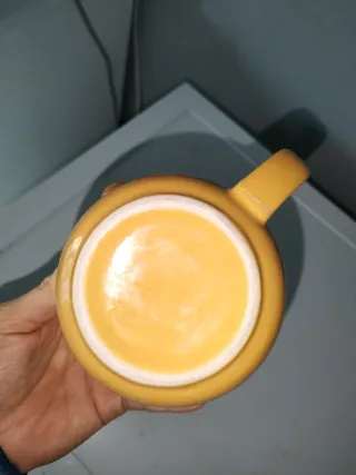 Tazza gialla con faccia sorridente