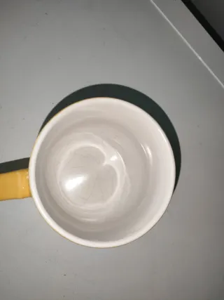 Tazza gialla con faccia sorridente