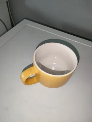 Tazza gialla con faccia sorridente