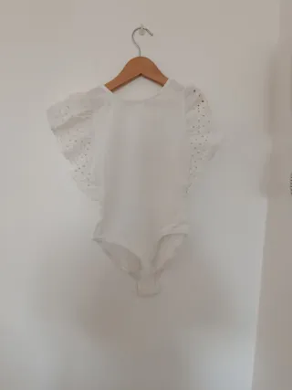 Body con volantes y shorts vaqueros