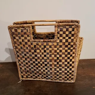 Revistero de mimbre y plátano