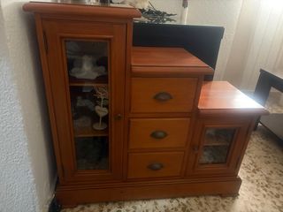 Mueble de entrada de madera con cristal