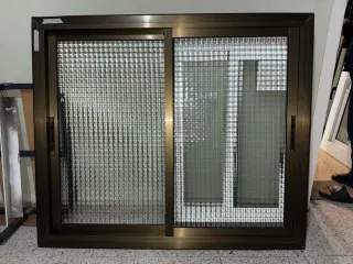 Ventana corredera aluminio vidrio texturizado