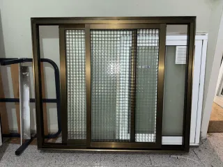 Ventana corredera aluminio vidrio texturizado