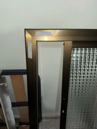 Ventana corredera aluminio vidrio texturizado