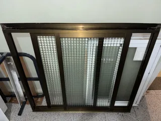 Ventana corredera aluminio vidrio texturizado