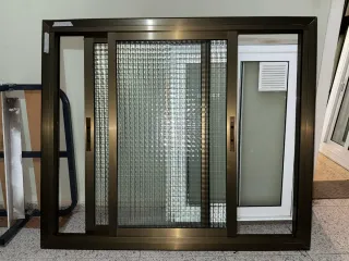 Ventana corredera aluminio vidrio texturizado