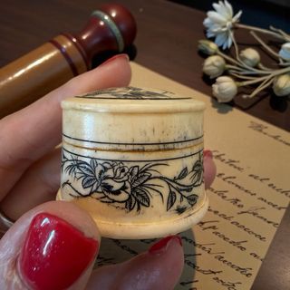 Antica scatolina in osso inciso orientale 1800