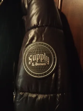 Cazadora Supply & Demand brillante negra