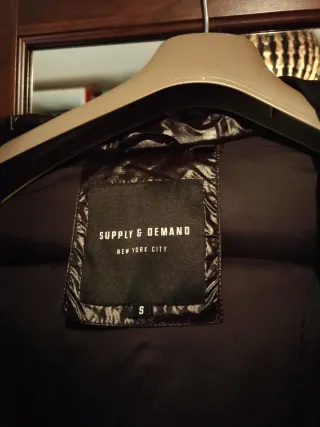 Cazadora Supply & Demand brillante negra