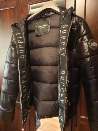 Cazadora Supply & Demand brillante negra