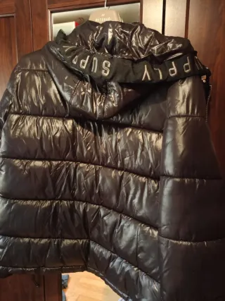 Cazadora Supply & Demand brillante negra