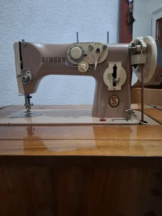 Máquina de coser Singer en mueble de madera