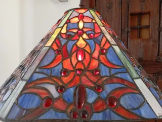 Lámpara de mesa Tiffany cristal emplomado y metal