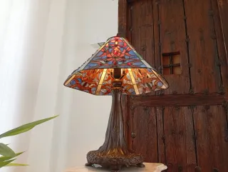 Lámpara de mesa Tiffany cristal emplomado y metal