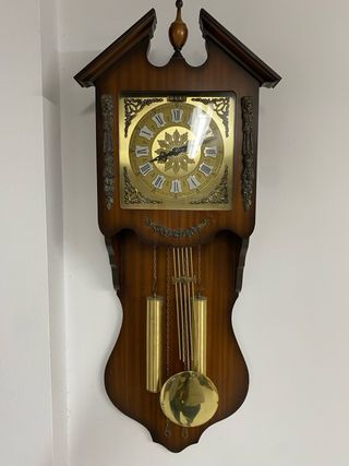 Reloj de pared antiguo de madera