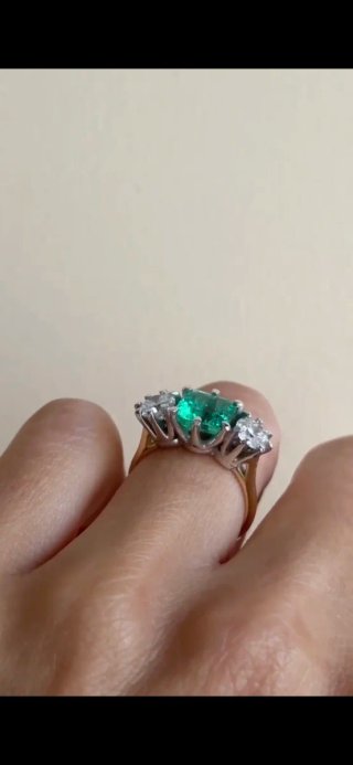 Anillo de compromiso oro y esmeralda