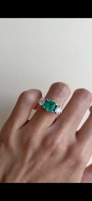 Anillo de compromiso oro y esmeralda