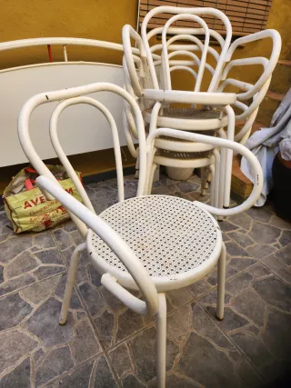 Sillas de jardín blancas