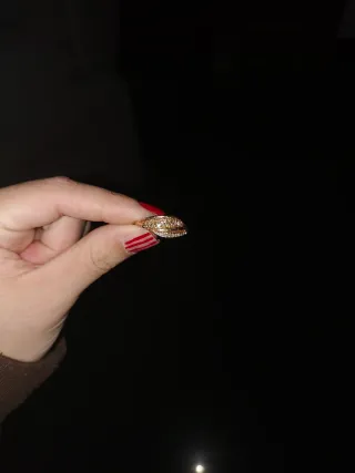 Anillo dorado con circonitas