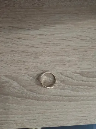 Anillo dorado con circonitas