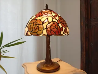 Lámpara de mesa Tiffany cristal emplomado y metal