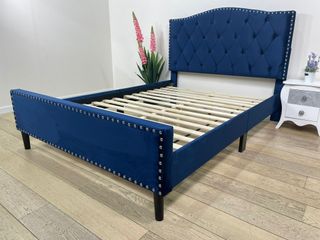 Cama matrimonial con cabecero capitoné