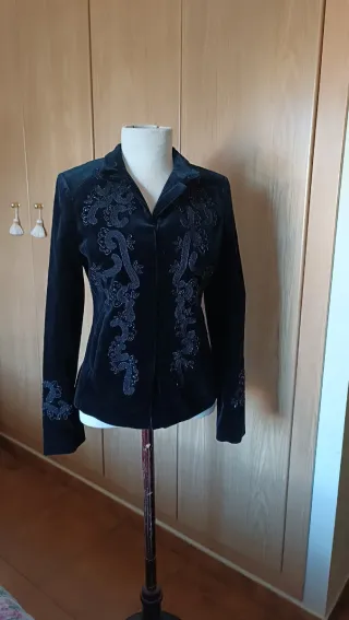 Chaqueta Zara Terciopelo Negra Bordada