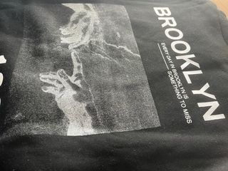 Sudadera negra con estampado trasero Talla XS