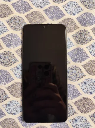 Samsung Galaxy M33 con fundas y protector