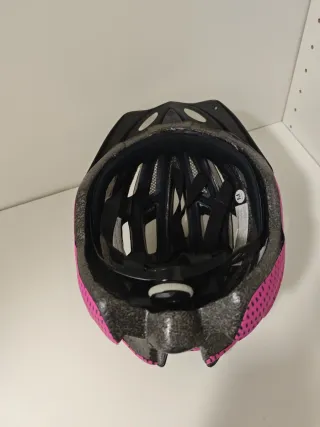 Casco de bici negro y rosa