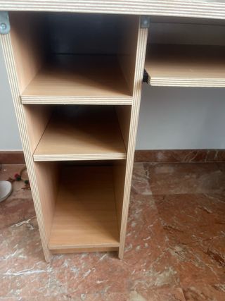 Escritorio madera con estantería