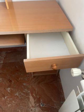 Escritorio madera con estantería