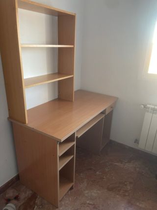 Escritorio madera con estantería