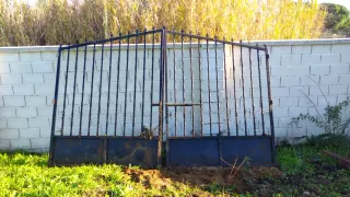 Puerta de hierro para parcela. 3.6m de ancho.