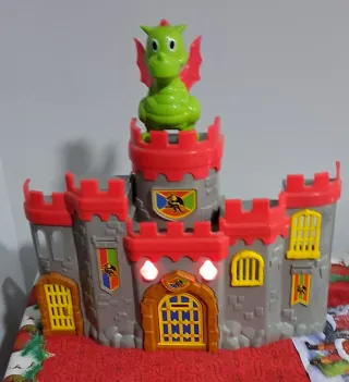 Castillo de juguete con dragón y luces
