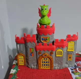 Castillo de juguete con dragón y luces