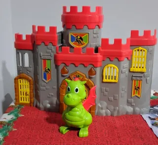 Castillo de juguete con dragón y luces