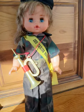 Muñeca antigua militar con banda y trompeta