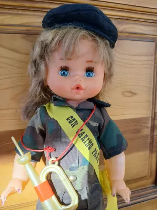 Muñeca antigua militar con banda y trompeta