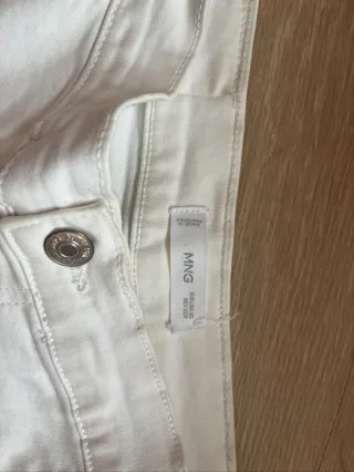 Pantalones blancos acampanados de tiro alto