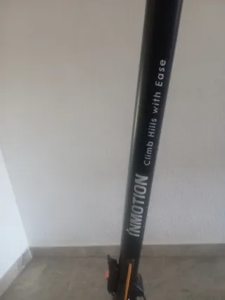 Monopatín eléctrico con luz trasera