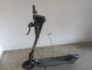 Monopatín eléctrico con luz trasera